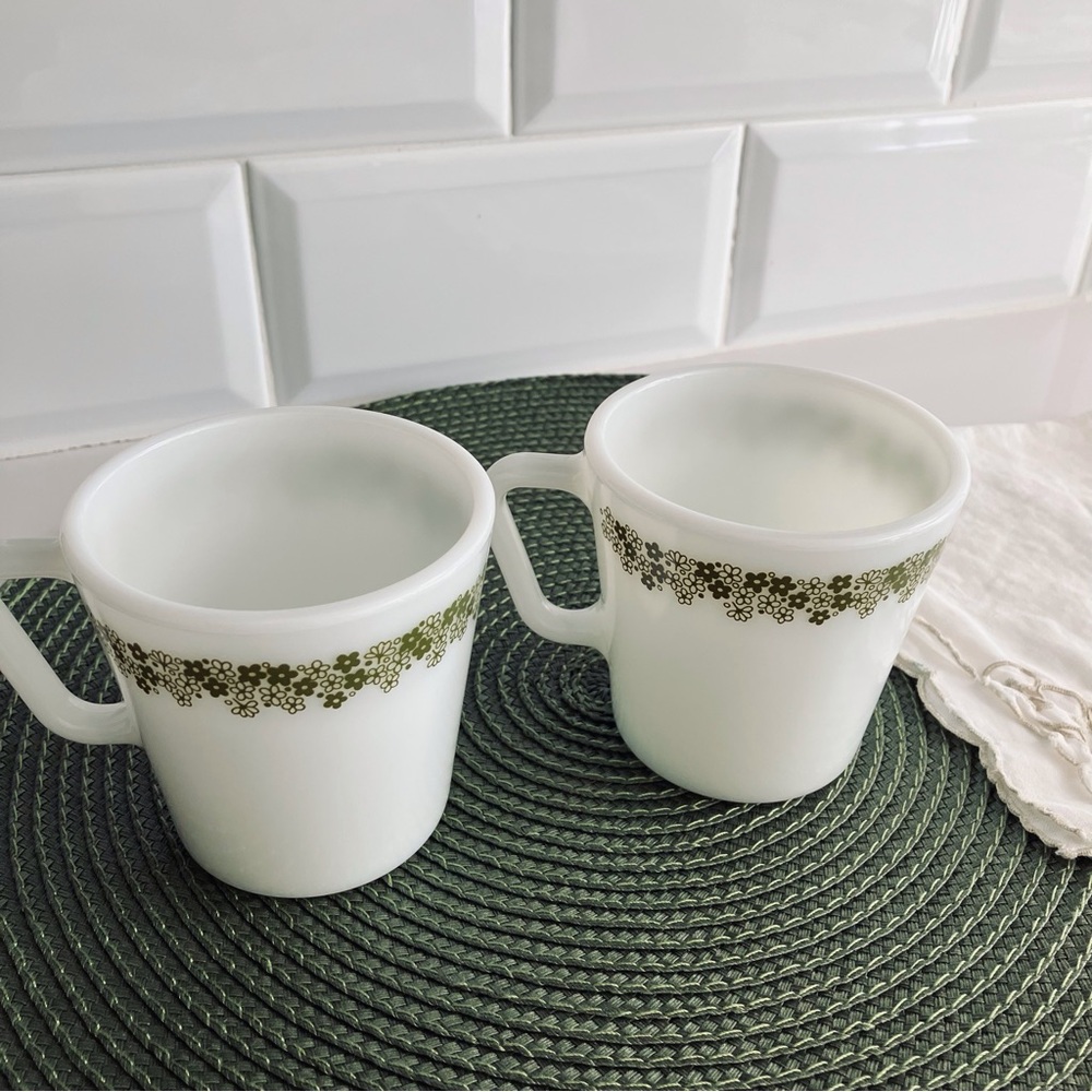 Coffee Mugs Pyrex milk glass Crazy Daisy Spring Blossom green Set Of 2